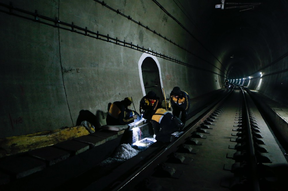 临江铁路运营隧道病害现状